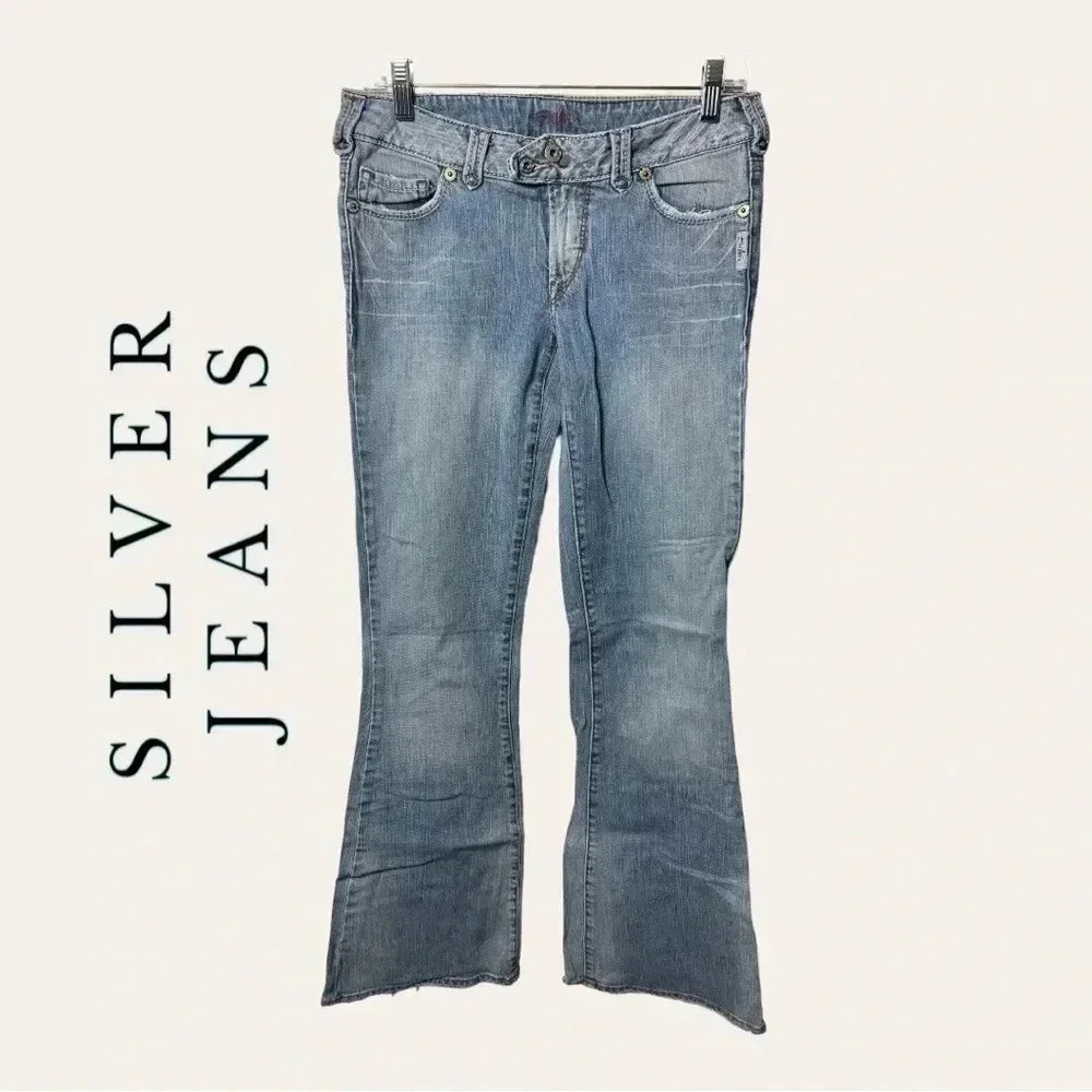 0825. SILVER JEANS DENIM JEANS FLARE LEG‎ SIZE 27 LIGHT WASH DENIM IN COLOR